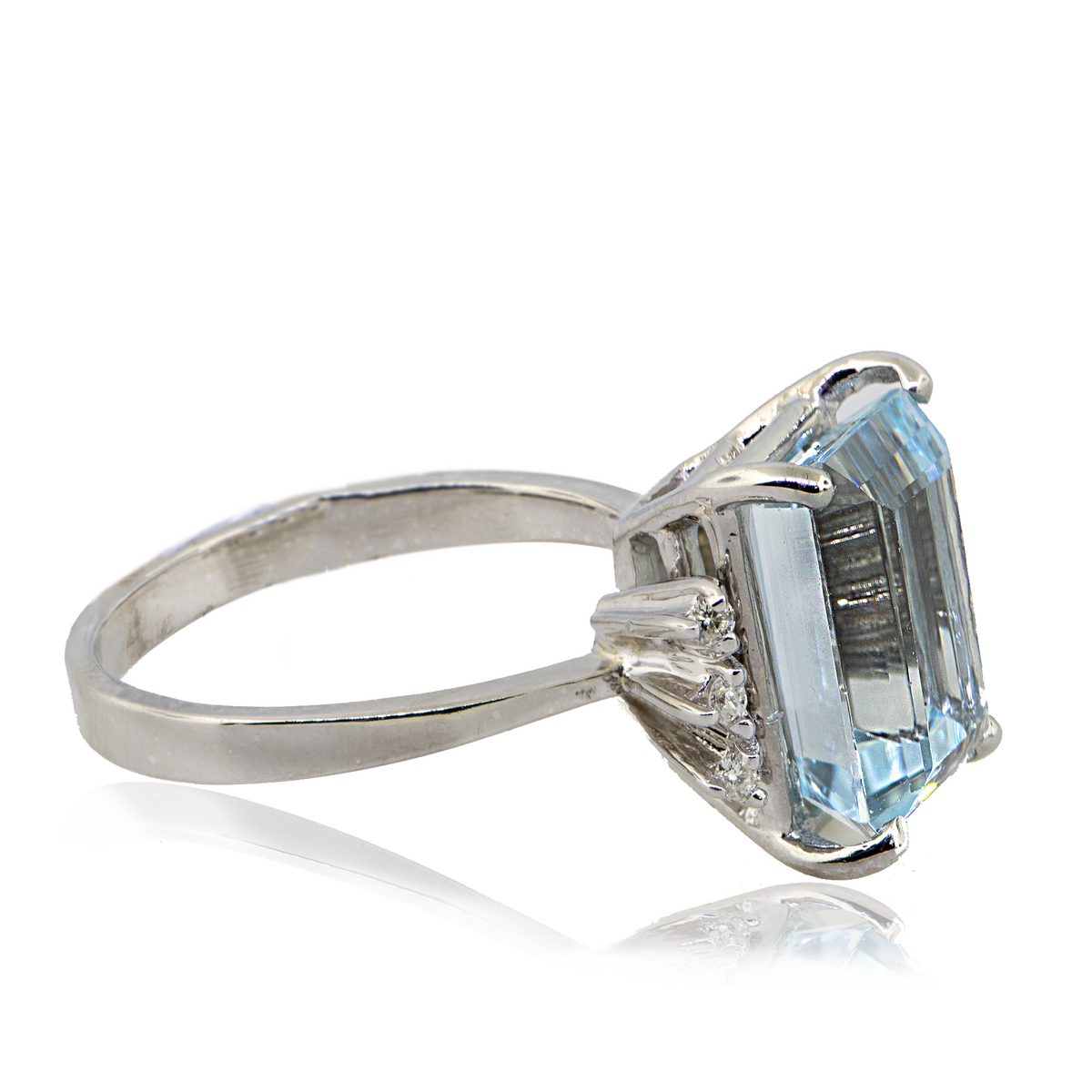 14KW 8.60gm. Aquamarine & Diamond Ring