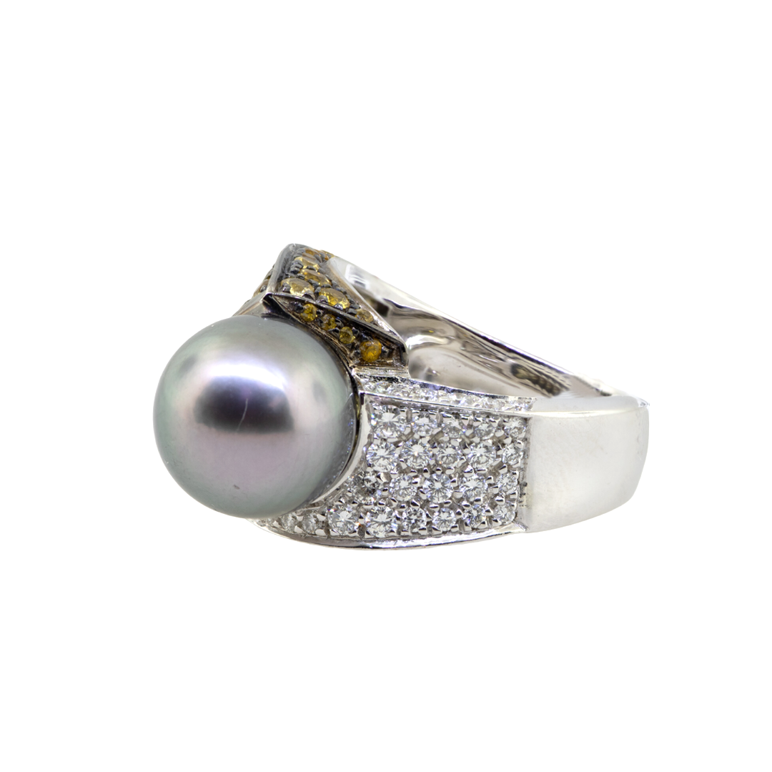 18K White Gold Ring With Tahitian Pearl and Diamonds